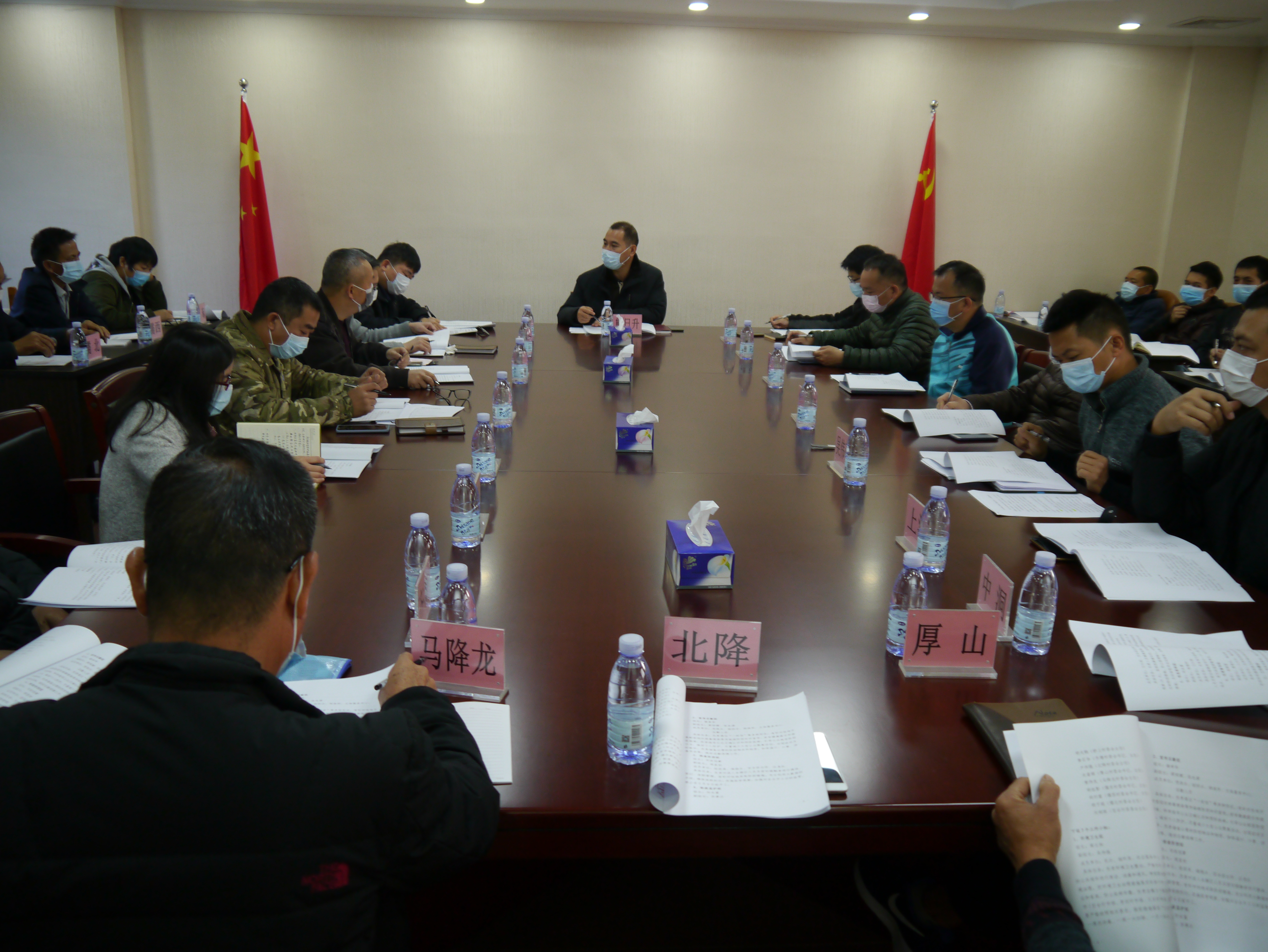 1、鎮(zhèn)黨委書記、市人大代表熊日升主持疫情防控部署工作會議.JPG