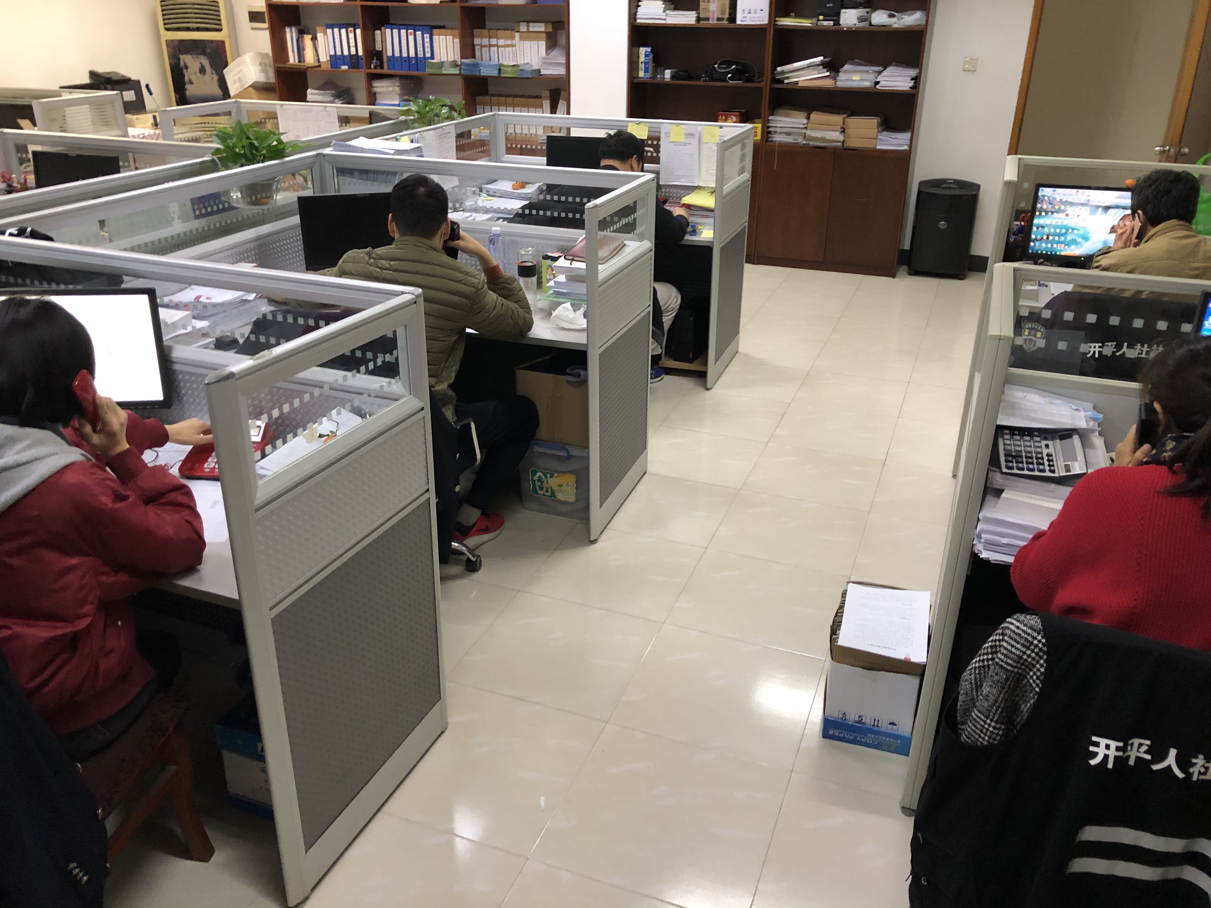 第15期圖片1工作人員在晚上加班致電異地務(wù)工人員做電話(huà)訪(fǎng)問(wèn).jpg