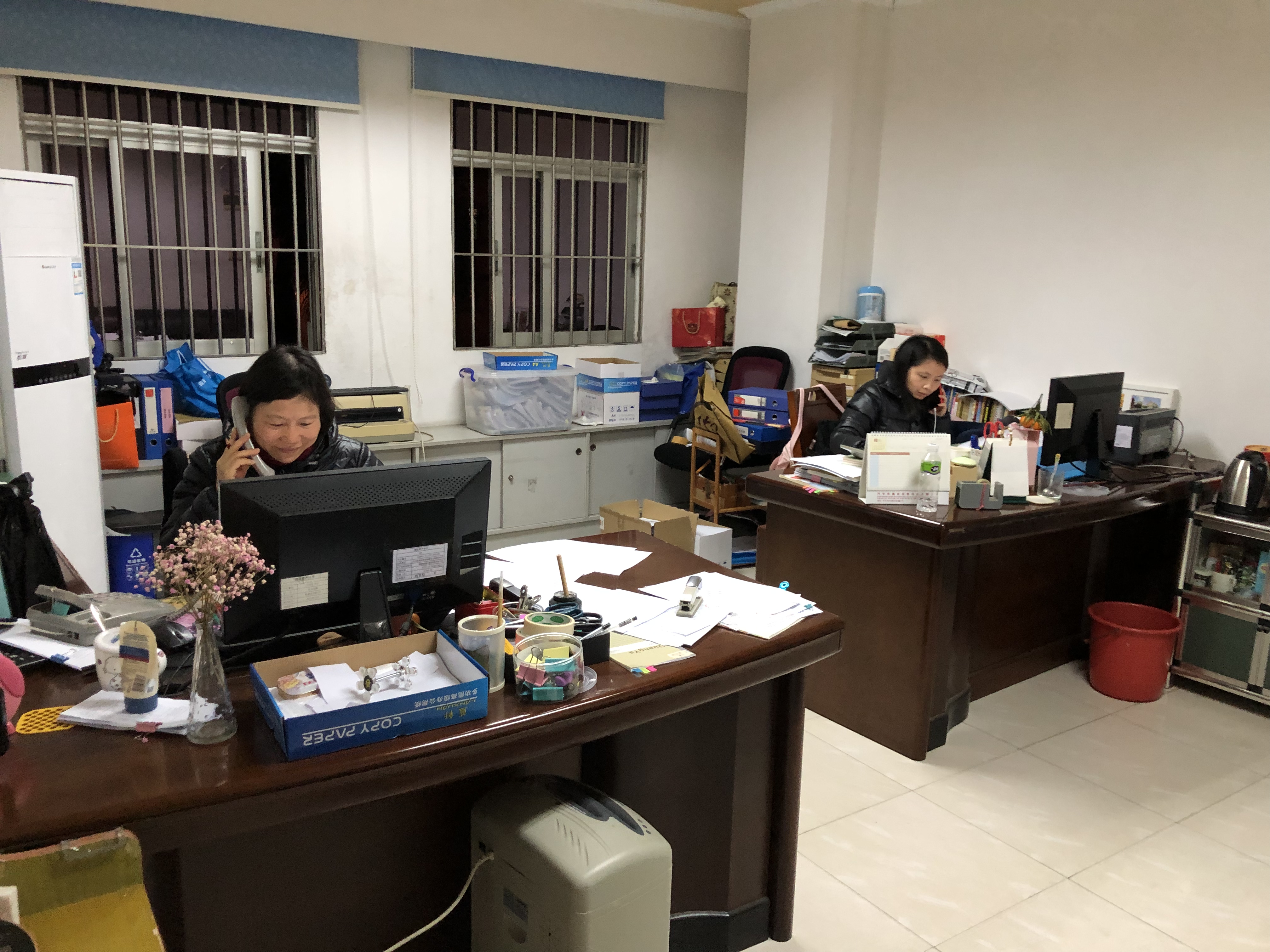 第15期圖片2工作人員在晚上加班致電異地務(wù)工人員做電話(huà)訪(fǎng)問(wèn).jpg