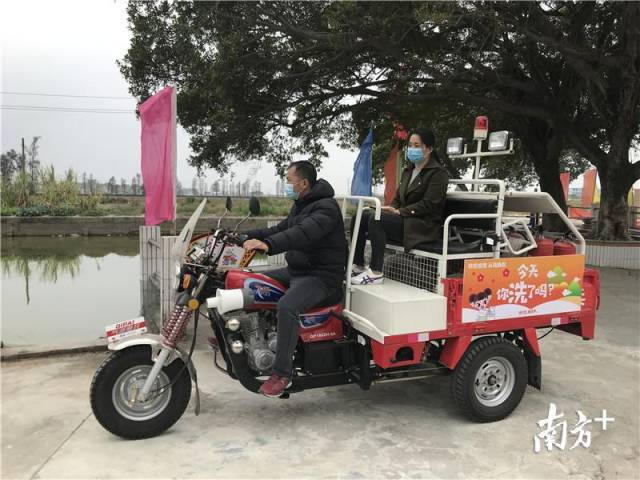石溪村利用微型消防車進行防控宣傳。