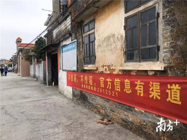 石溪村主干道上的橫幅。
