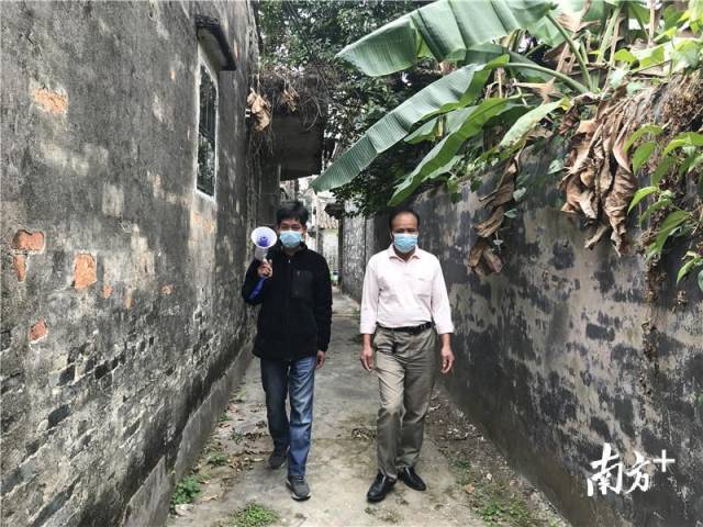 中股村黨支部書記司徒遠林（右）用大喇叭宣傳防疫知識。