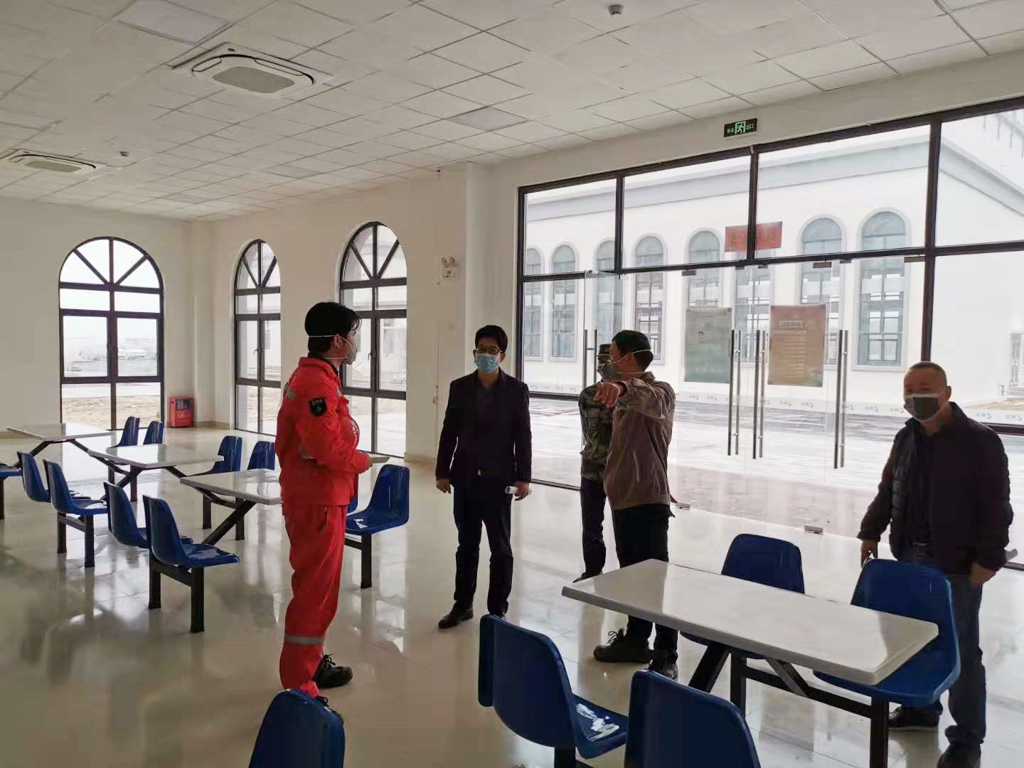 2、鎮(zhèn)長梁志偉指導企業(yè)復工復產工作.jpg