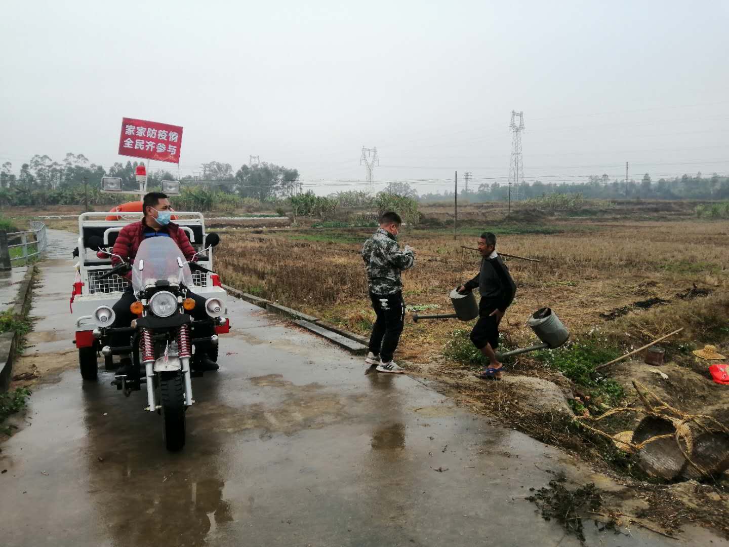 關(guān)寧賜同志駕駛著宣傳車在村中、田頭宣傳防控防護(hù)知識(shí).jpg