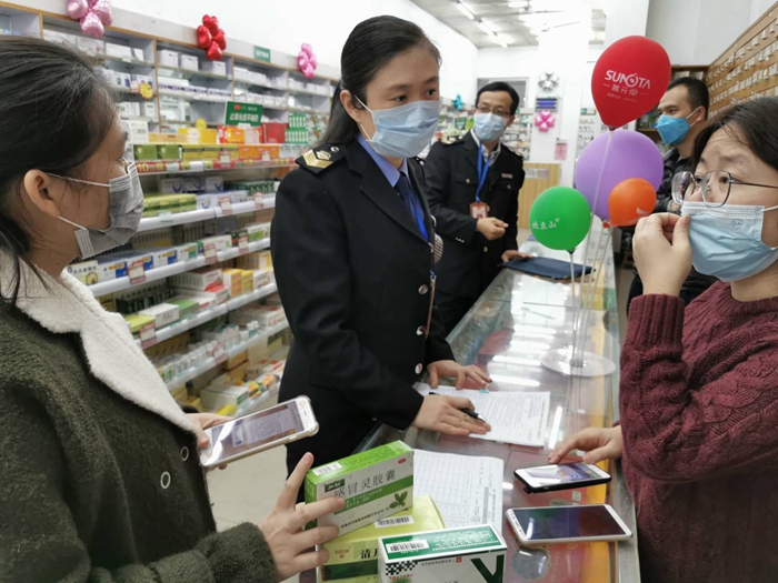 田明明對醫(yī)用防護服、醫(yī)用口罩、抗流感病毒藥品等進行監(jiān)督檢查，確保疫情防控期間用藥用械質量安全.jpg