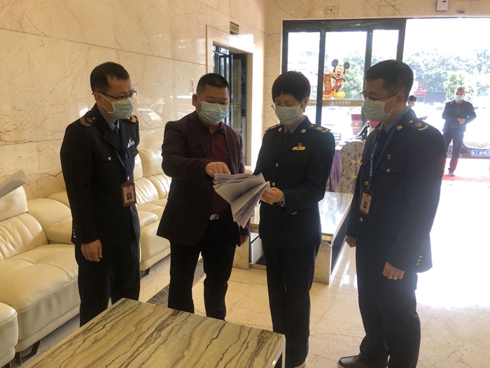 甄雪英局長帶隊檢查餐飲單位復工復產情況.jpg