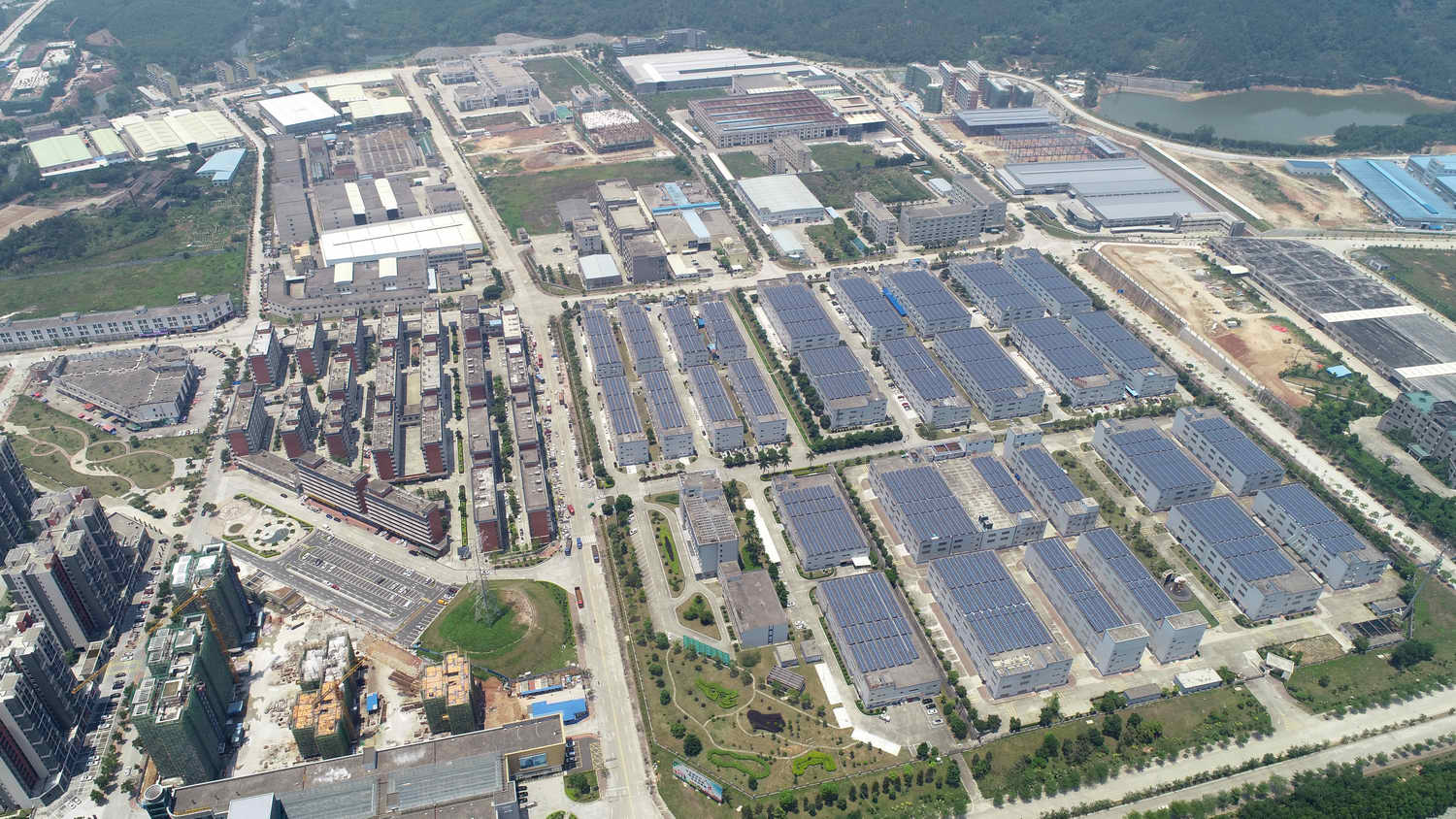 3、2020_0428_121225A翠山湖核心區(qū)已基本完成建設(shè)，廠房林立、配套完善。_調(diào)整大小.jpg