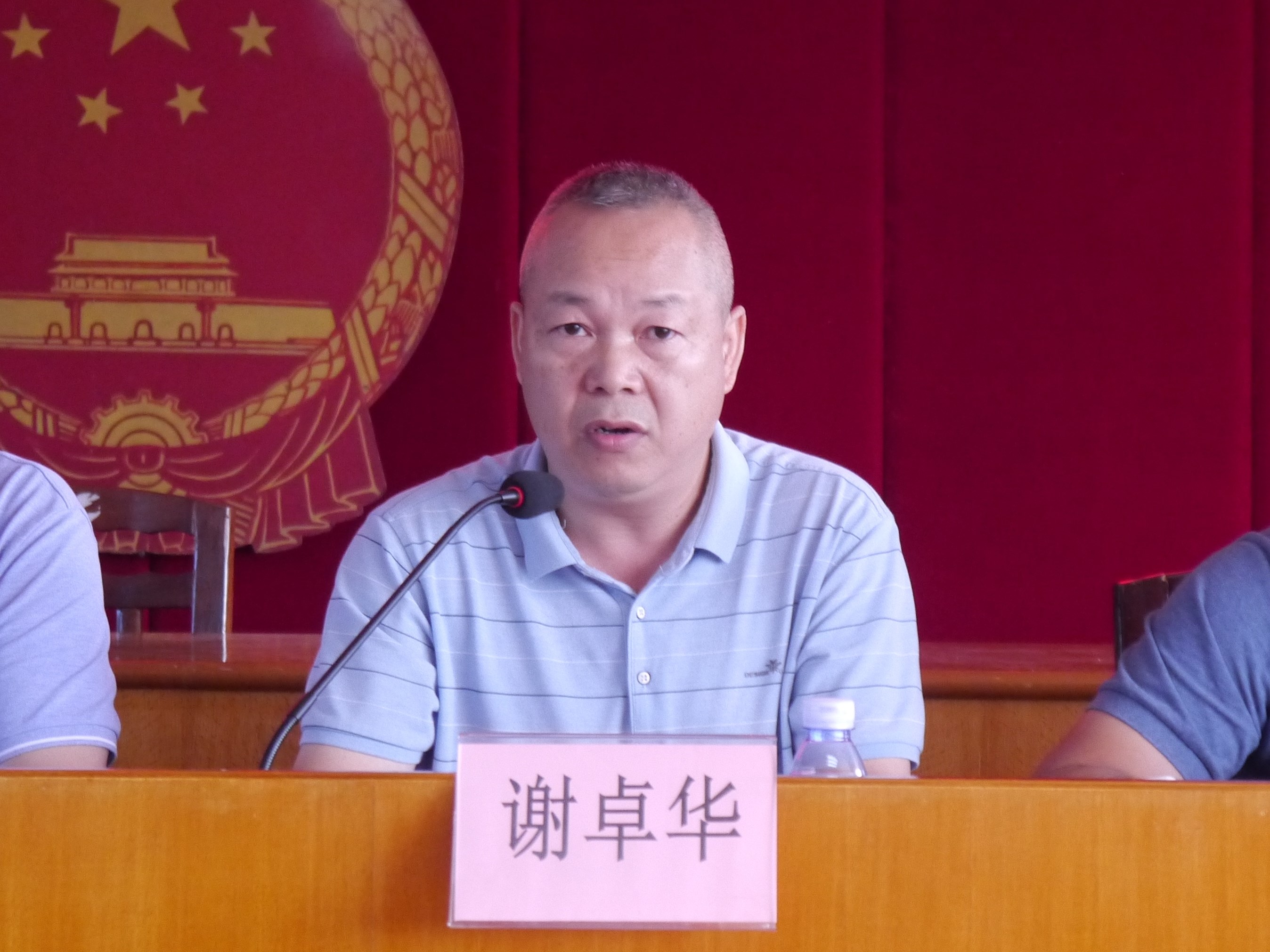鎮(zhèn)黨委委員、副鎮(zhèn)長(zhǎng)謝卓華部署創(chuàng)文工作.jpg