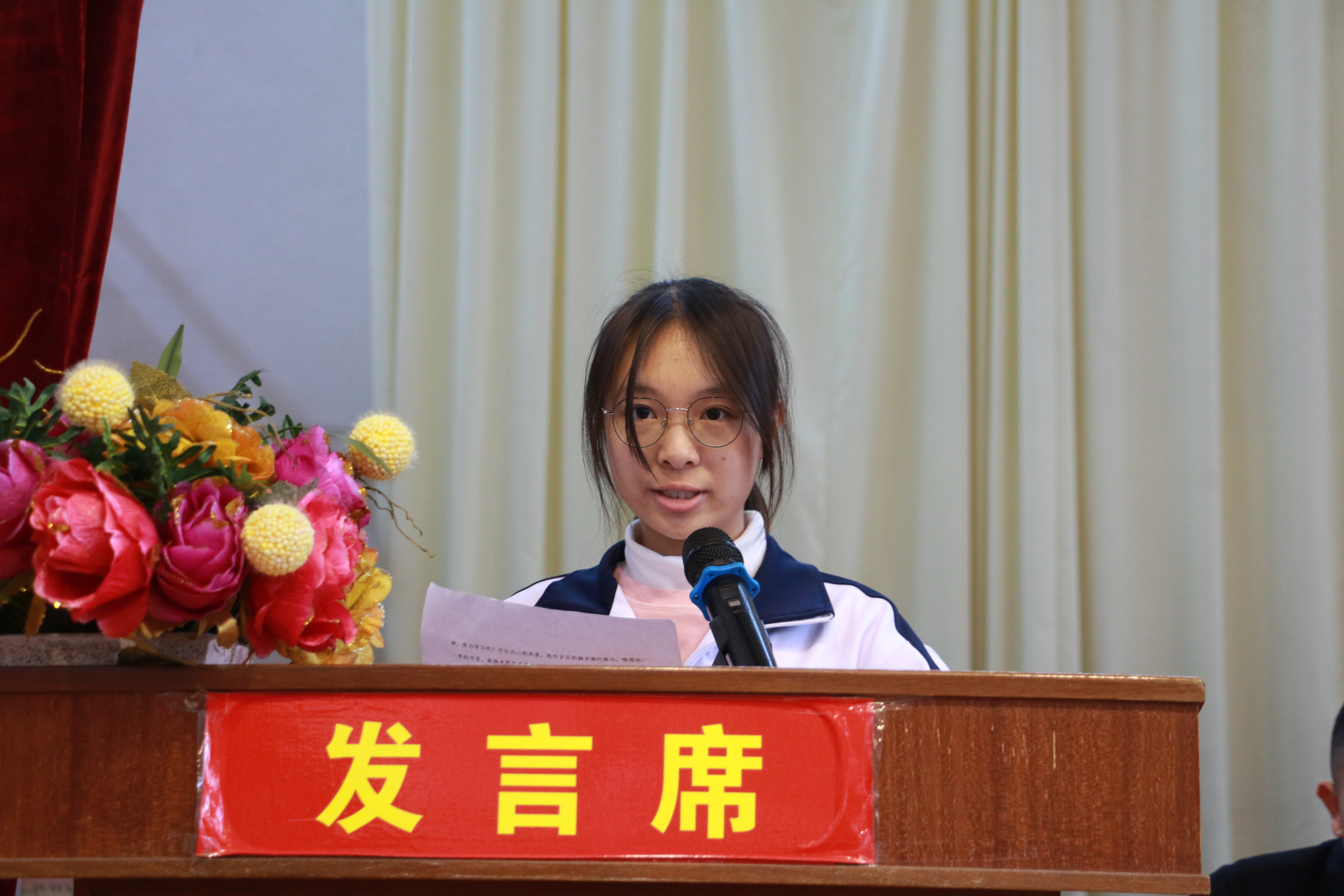 12、獲獎學生代表嚴綺楠講話.JPG