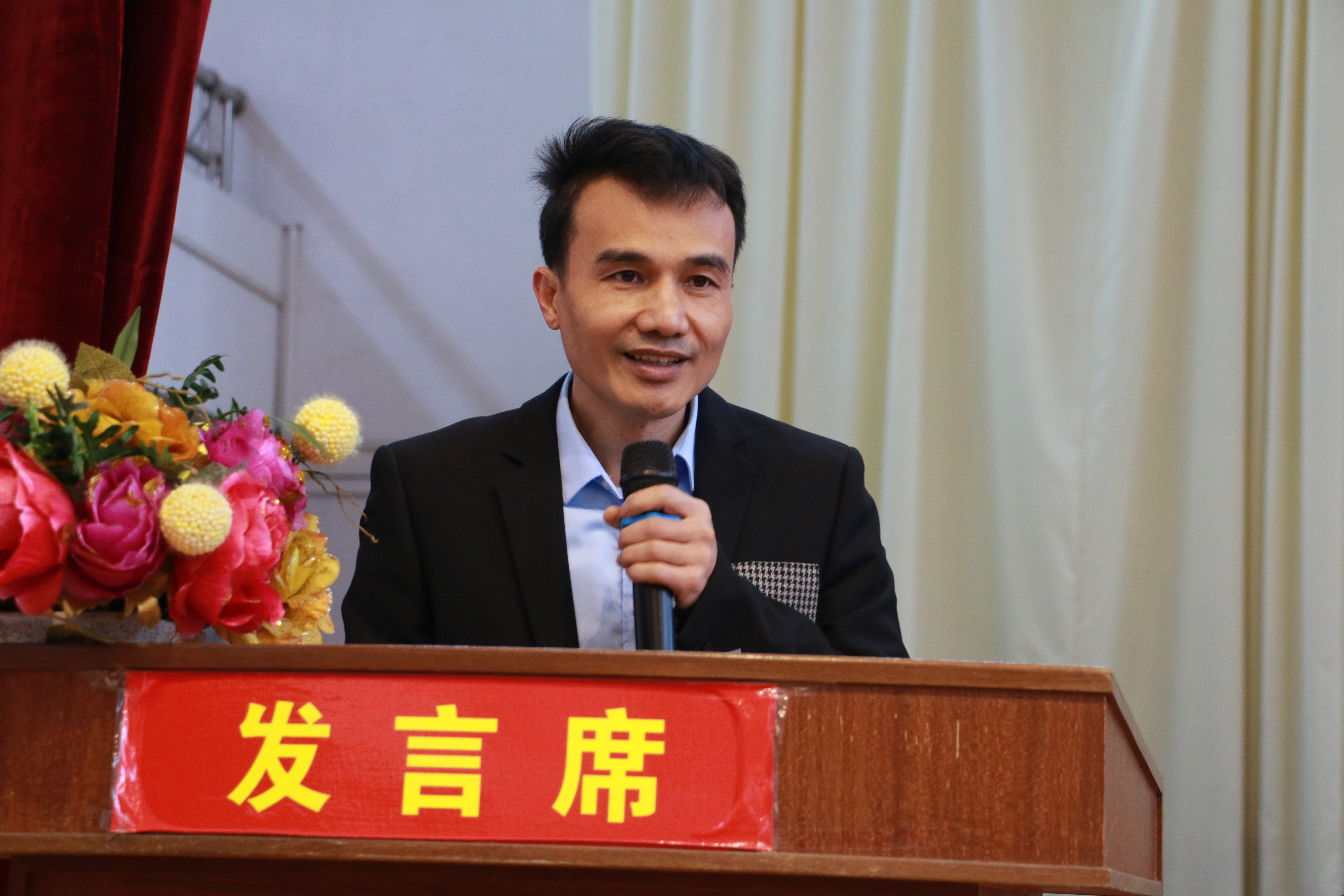 13、家長代表關(guān)國能講話.JPG