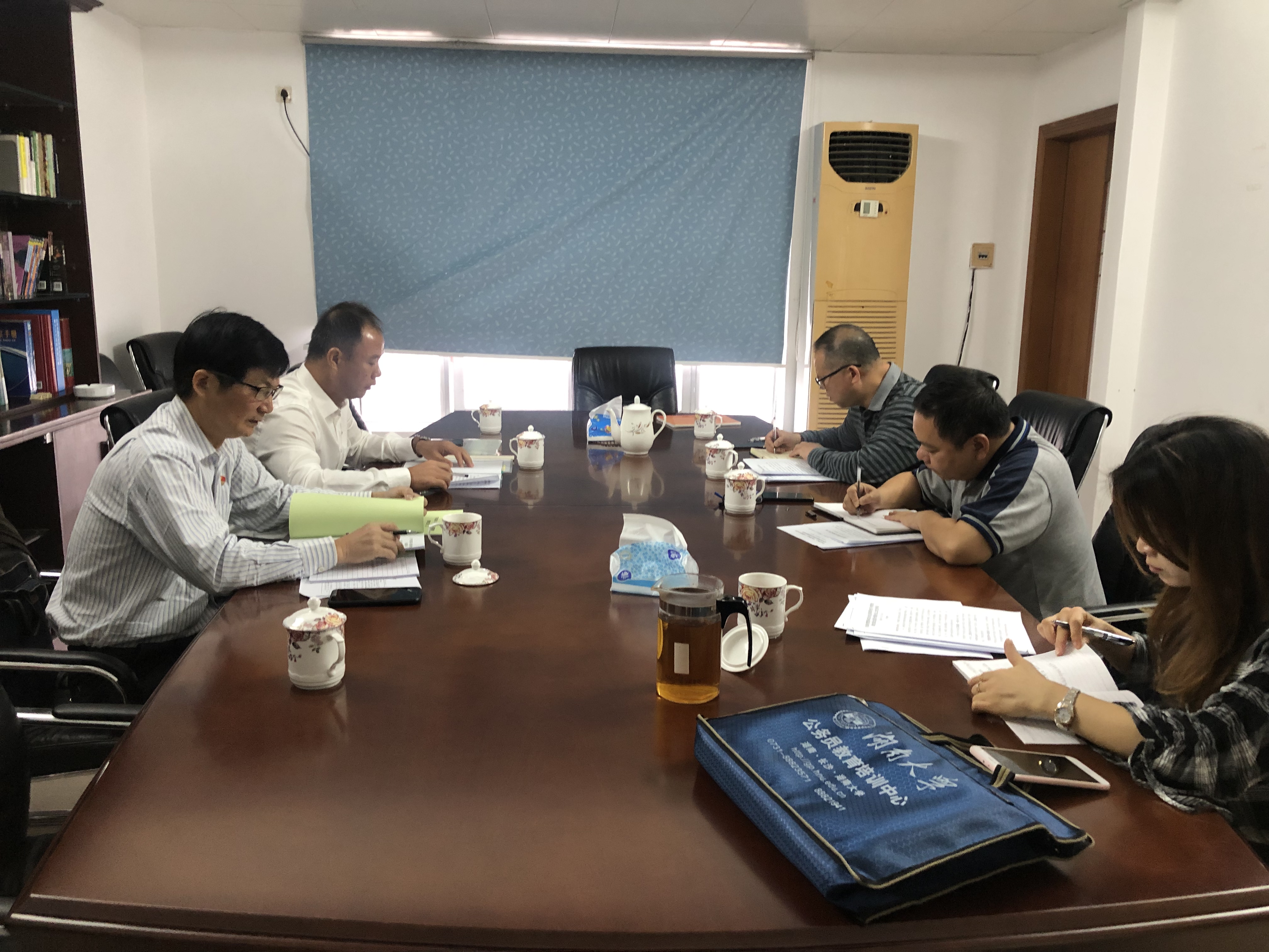 市城管局黨組召開主題教育調(diào)研成果交流會(huì)暨對(duì)照黨章黨規(guī)找差距專題會(huì)議.jpg