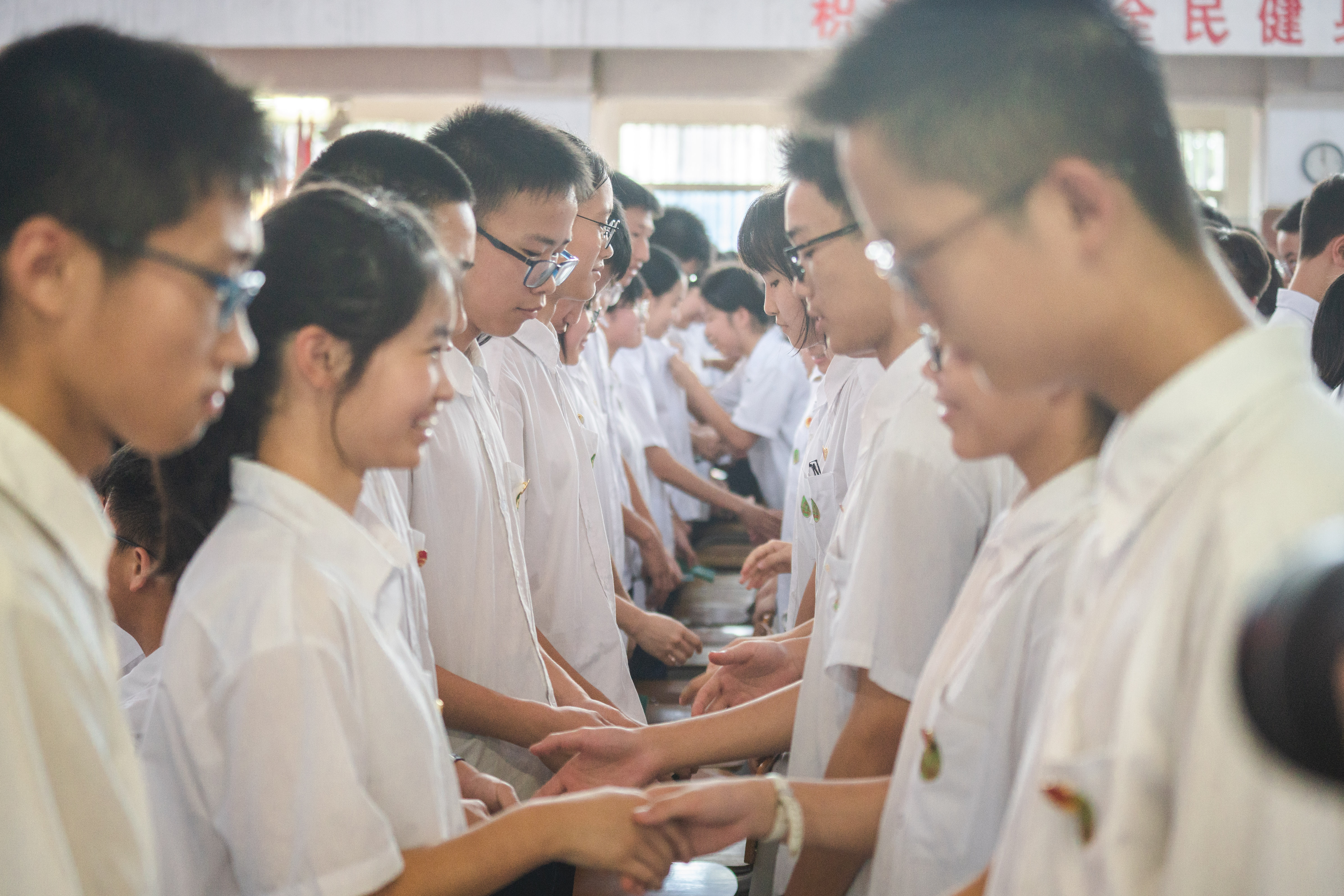 13+. 老團員給新團員頒發(fā)團員證、佩戴團徽.jpg