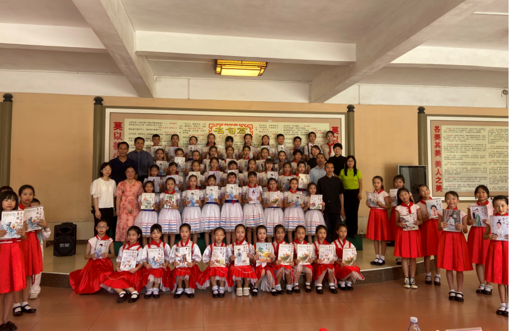 7 專家們與譚宏帙紀念小學學生合影.png