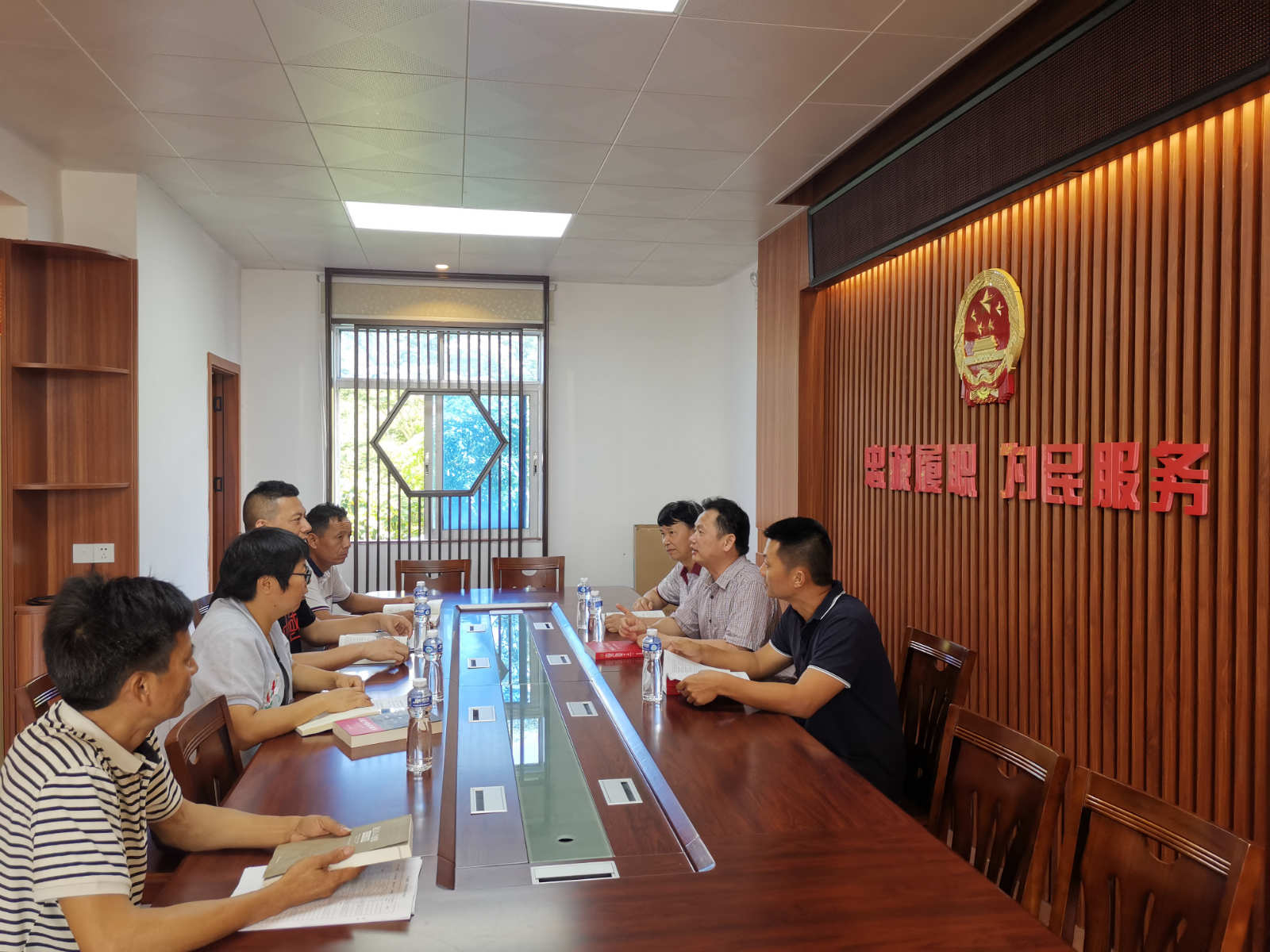 2百合鎮(zhèn)人大代表借助圖書室資源，“大學習、深交流”，提升履職能力及綜合素質_meitu_5.jpg