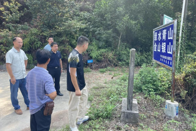 ▲檢查組要求加強(qiáng)路口人員管控和巡山護(hù)林，確保將火種留在山下