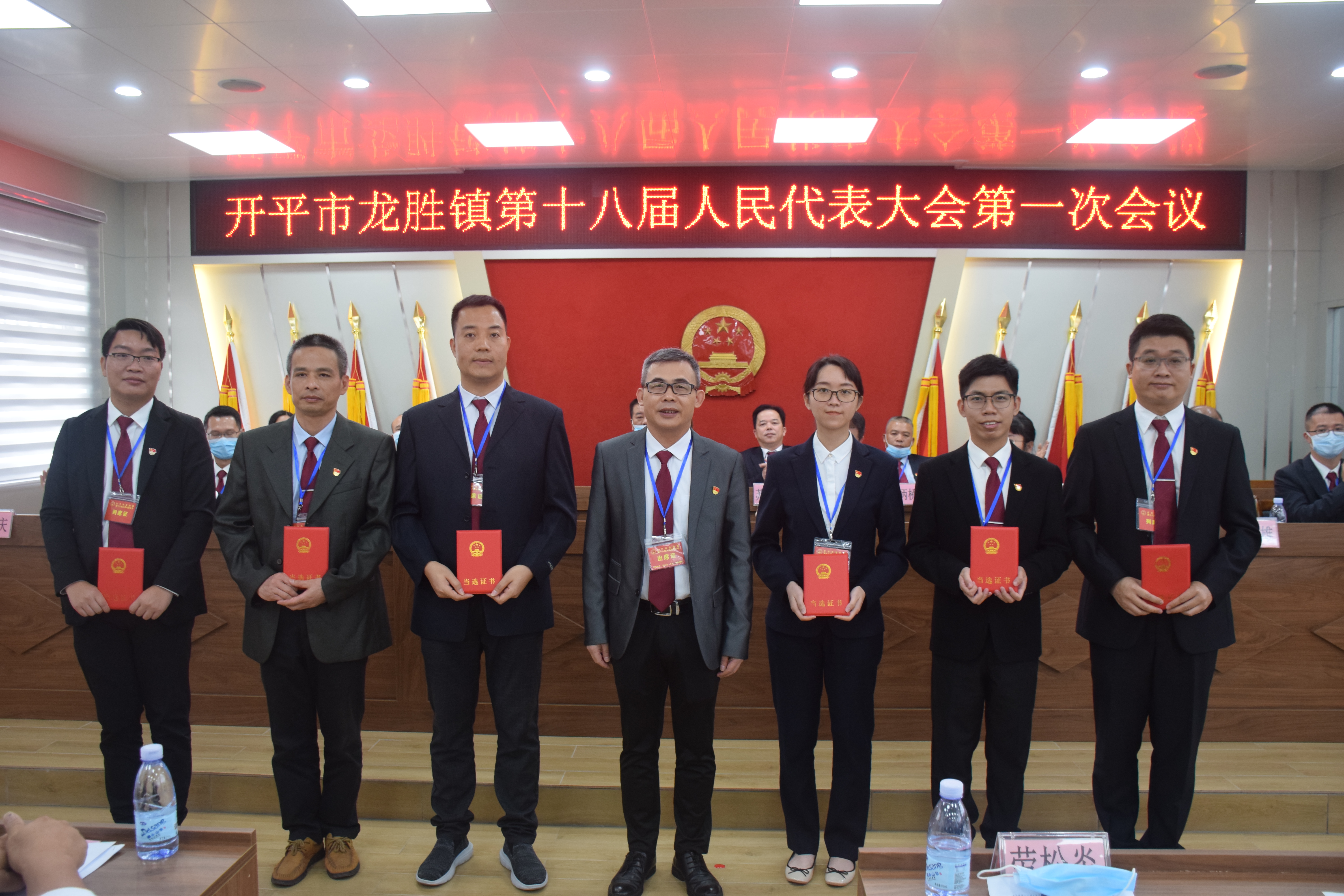13鎮(zhèn)人大主席彭少波為劉其林、勞松炎、余權(quán)偉、譚永輝、張詩華、黃文彬頒發(fā)副鎮(zhèn)長當(dāng)選證書.JPG