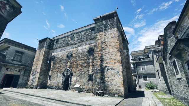 ▲迎龍樓樓體坐西北朝東南，樓高三層，磚木結(jié)構(gòu)，距今已有440多年歷史。