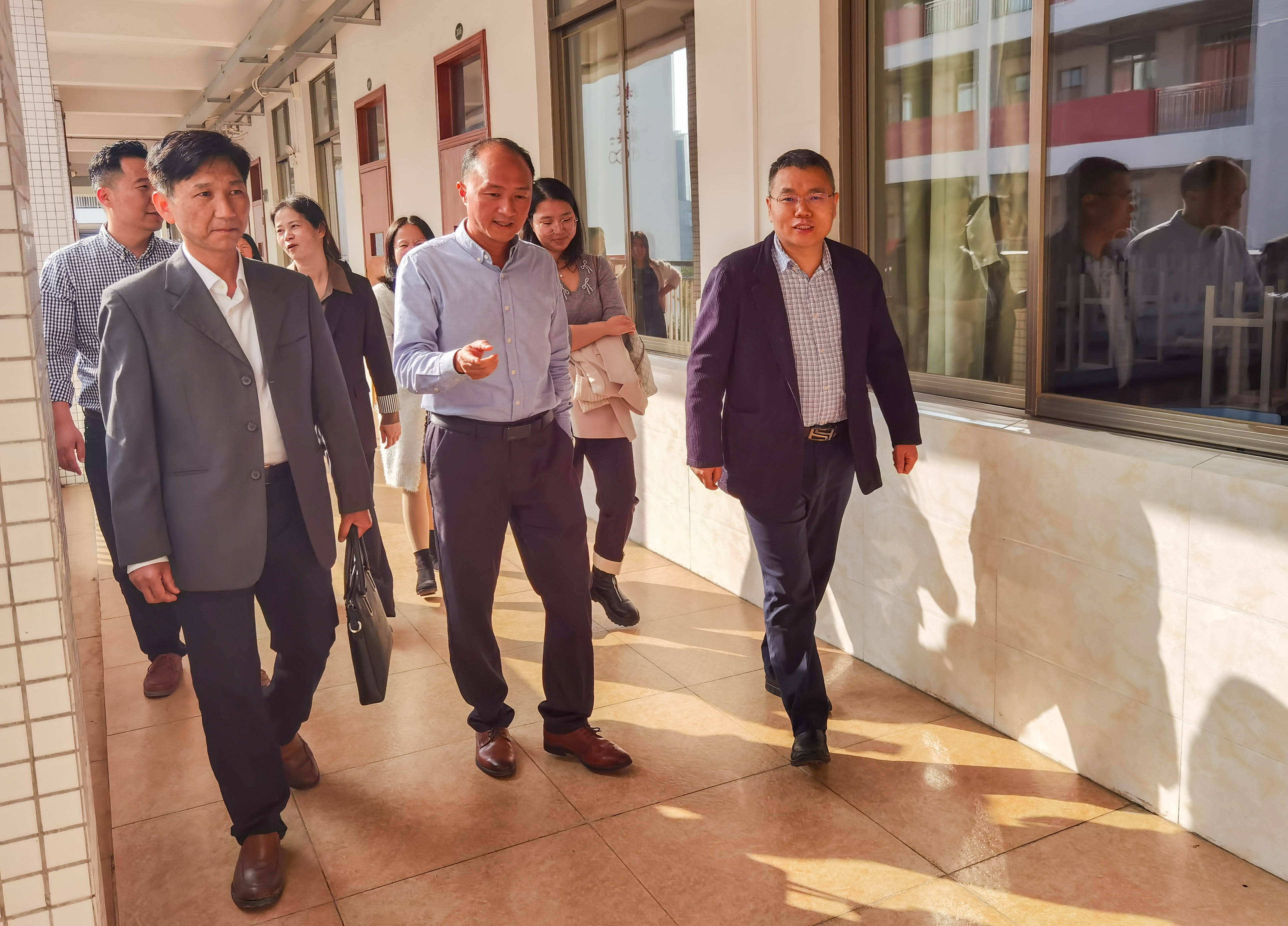 2.賈匯亮教授考察翠山湖實驗學校信息技術場室建設情況.jpg
