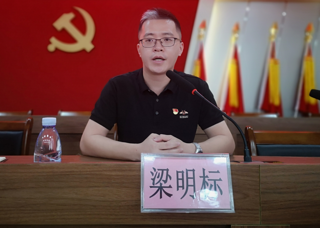 3龍勝鎮(zhèn)農(nóng)辦負責同志作鄉(xiāng)村振興業(yè)務解讀。.png