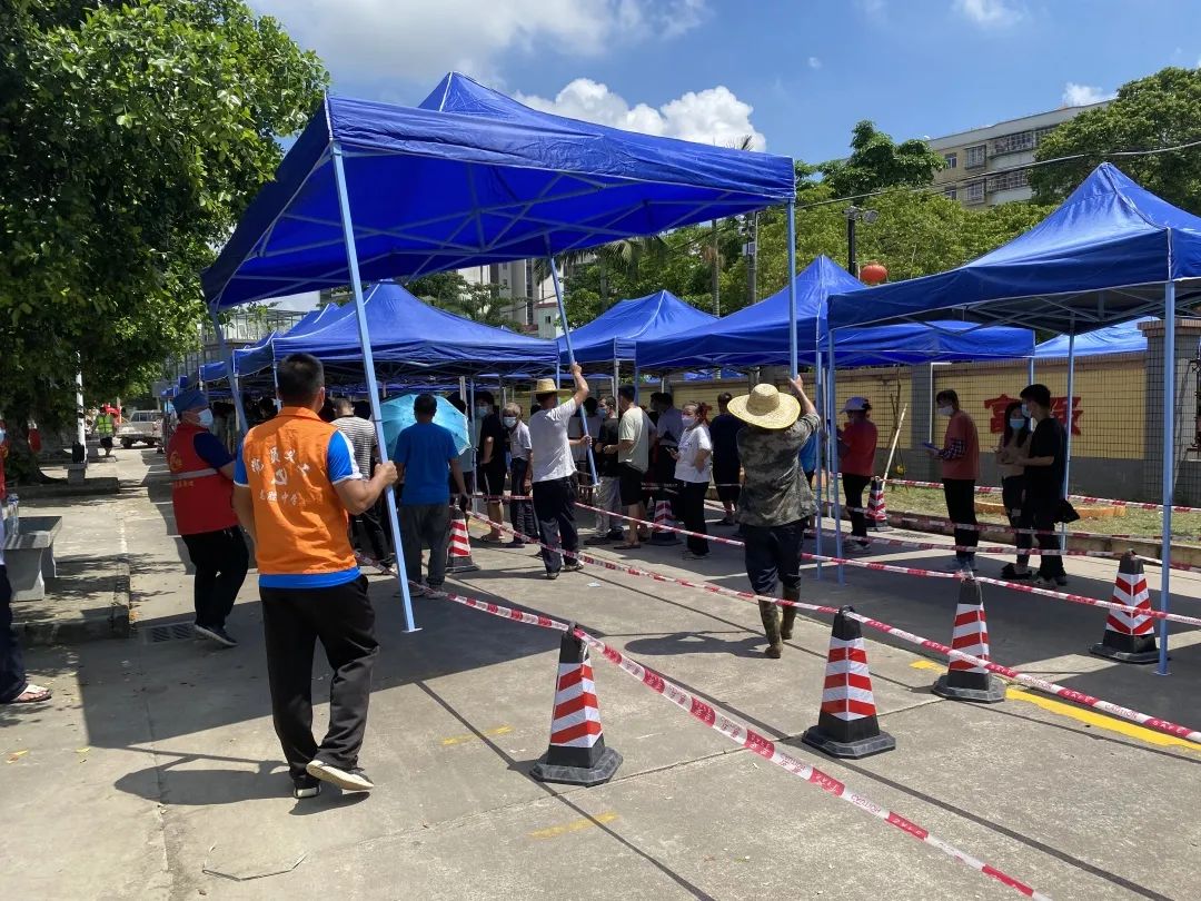 26在核酸檢測現(xiàn)場，及時增設(shè)帳篷為群眾遮陽.jpg