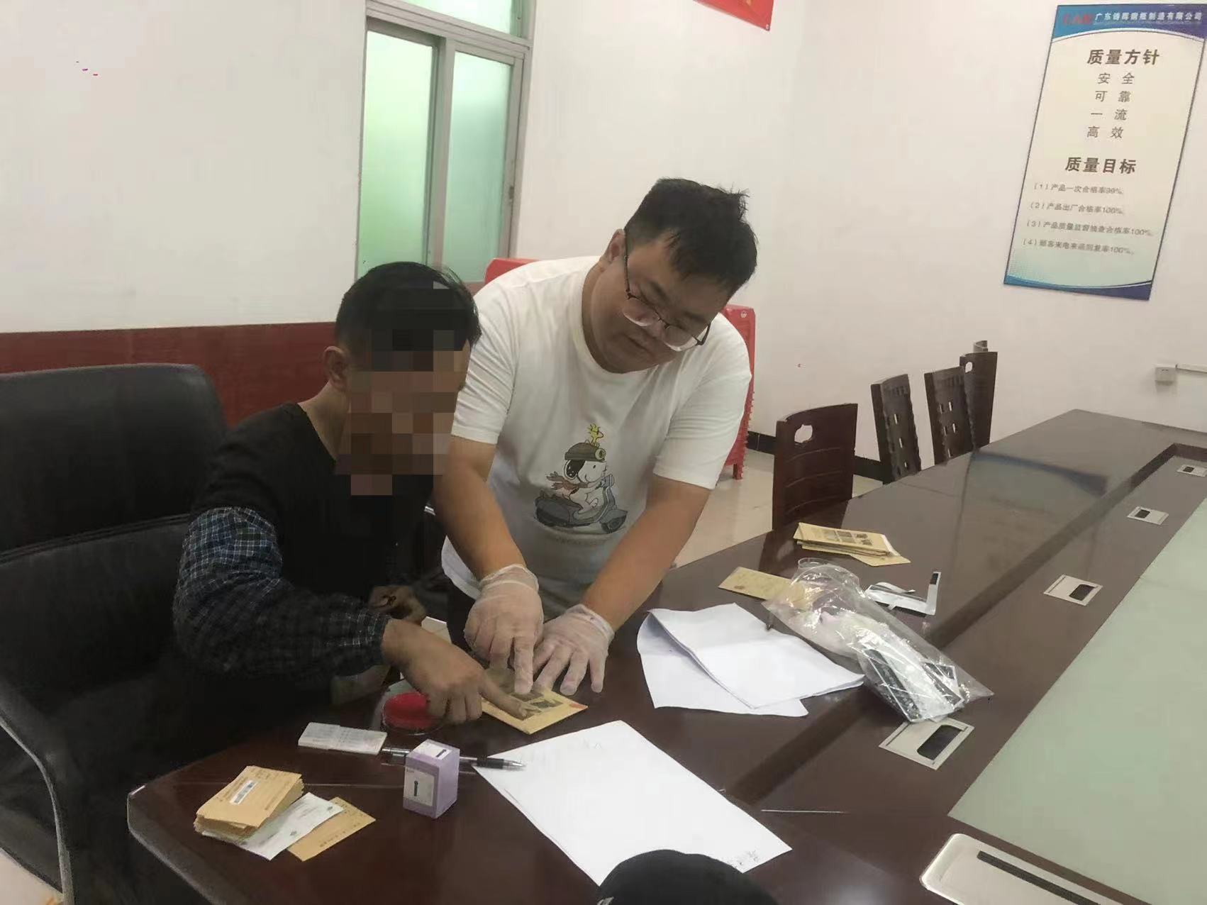 8對(duì)龍勝鎮(zhèn)在冊(cè)現(xiàn)有吸毒人員、病殘吸毒人員、重點(diǎn)行業(yè)從業(yè)人員以及鎮(zhèn)府全體工作人員、村（社區(qū)）“兩委”干部、各站所工作人員全面落實(shí)毛發(fā)檢測(cè)工作.jpg