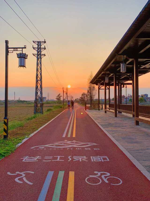黃昏時(shí)分，人們迎著夕陽(yáng)在蒼江綠廊漫步