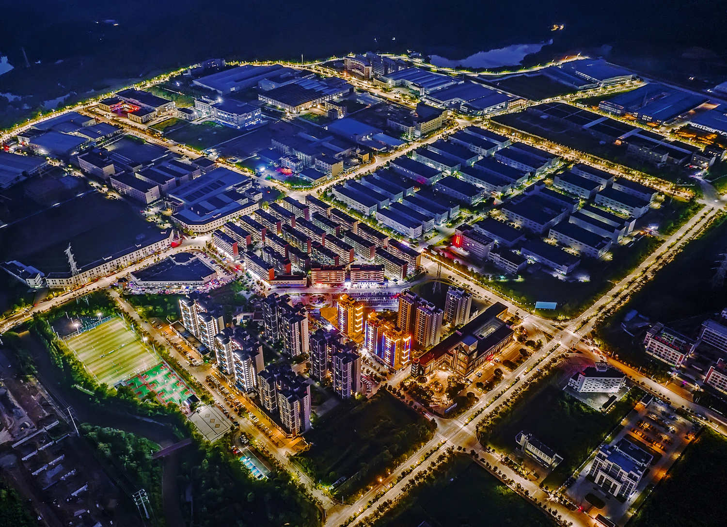 2、燈火通明的高新區(qū)，產(chǎn)業(yè)發(fā)展興旺發(fā)達(dá)。張永林?jǐn)z。_調(diào)整大小.jpg