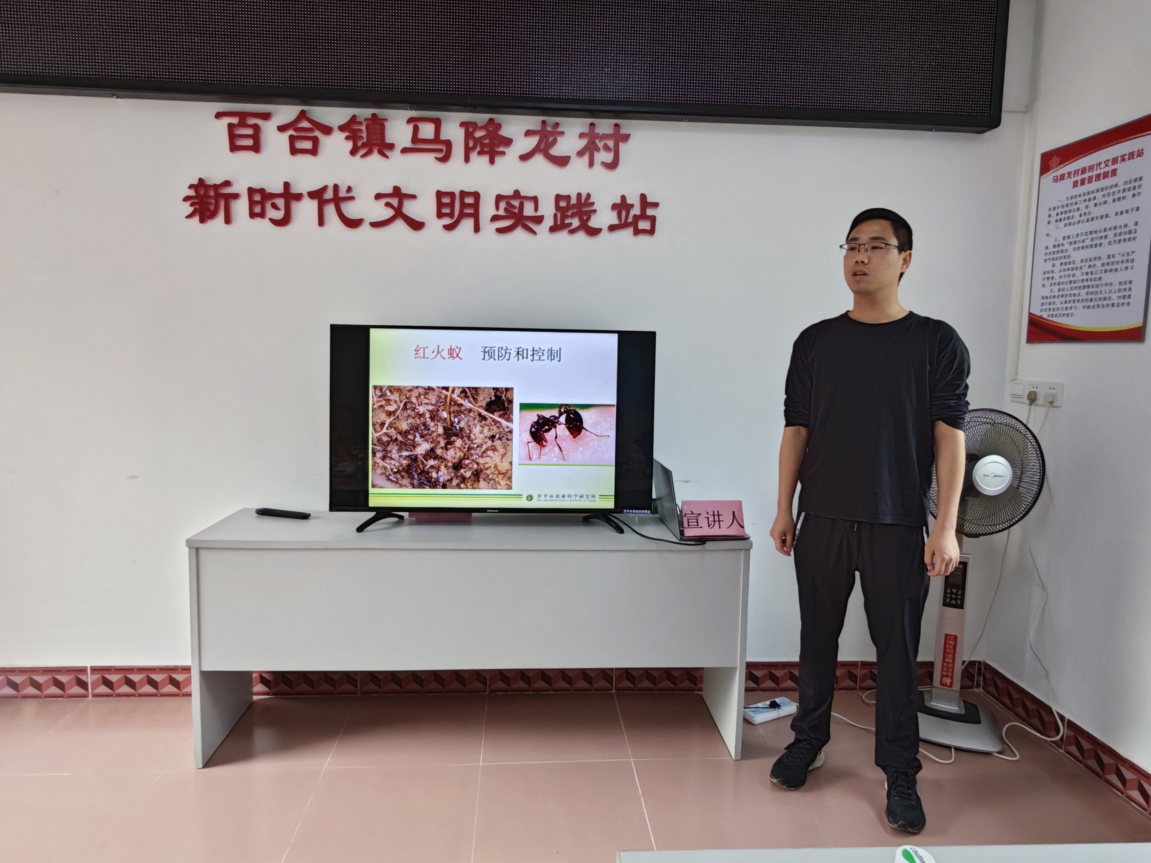 （圖片資料）Ⅱ-2-2)-②2022年11月22日開平市農(nóng)業(yè)農(nóng)村局在百合鎮(zhèn)馬降龍村開展學(xué)習(xí)農(nóng)業(yè)技術(shù)宣傳 共展振興夢想“聽黨話、感黨恩、跟黨走”主體教育活動（2）.jpg