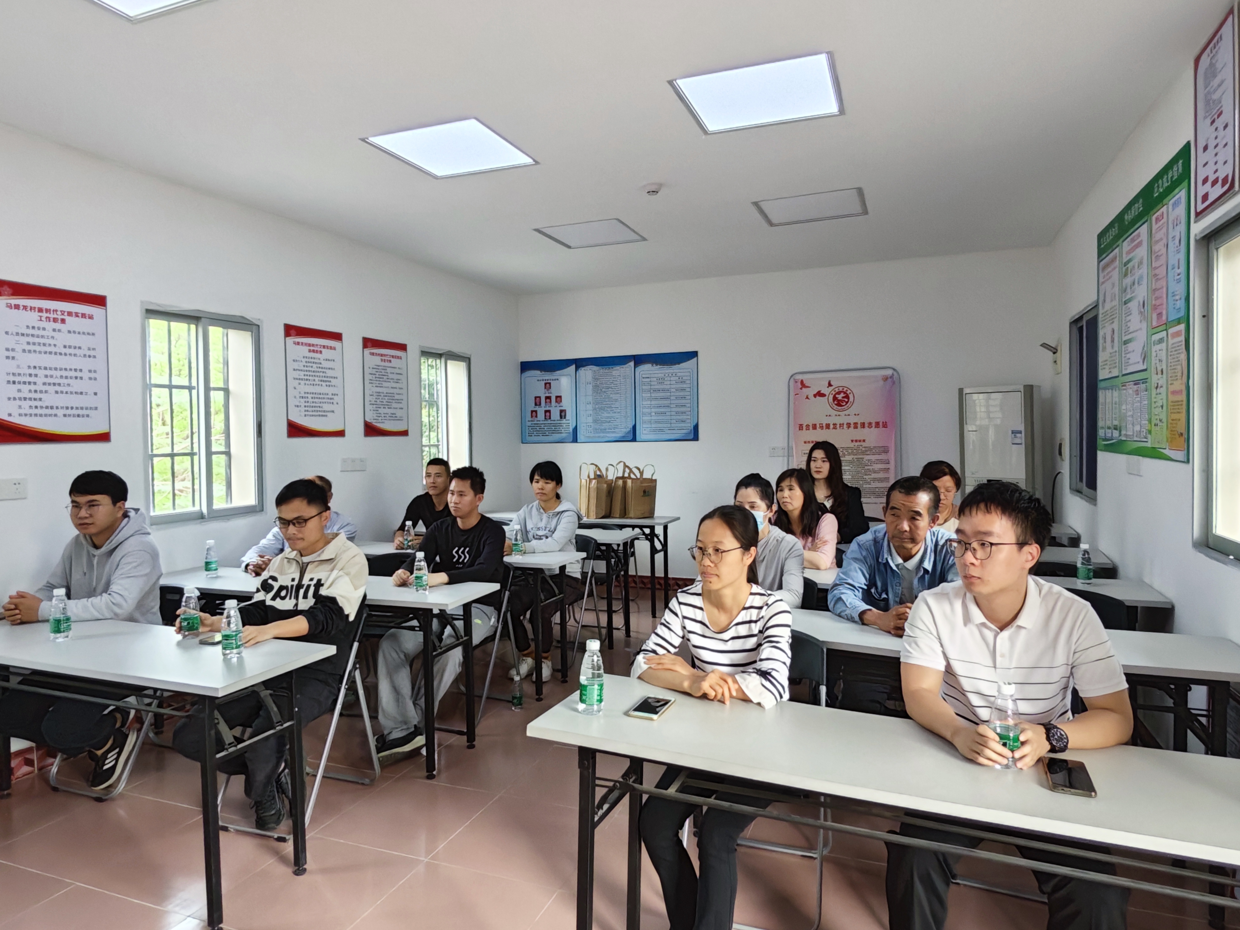 （圖片資料）Ⅱ-2-2)-②2022年11月22日開平市農(nóng)業(yè)農(nóng)村局在百合鎮(zhèn)馬降龍村開展學(xué)習(xí)農(nóng)業(yè)技術(shù)宣傳 共展振興夢想“聽黨話、感黨恩、跟黨走”主體教育活動（3）.jpg