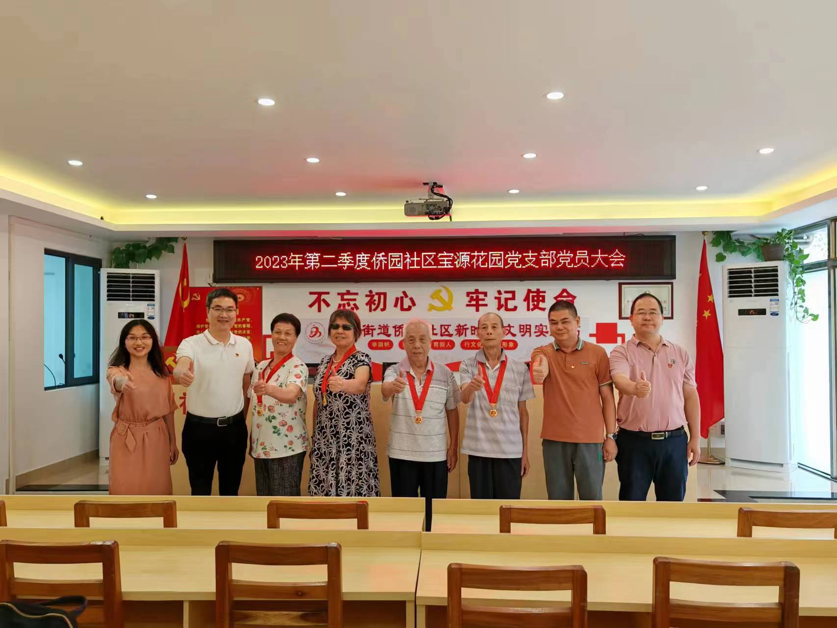 周主任、梁黨委和駐村團(tuán)隊到僑園社區(qū)慰問老黨員，并在僑園社區(qū)為50年黨齡黨員頒發(fā).jpg