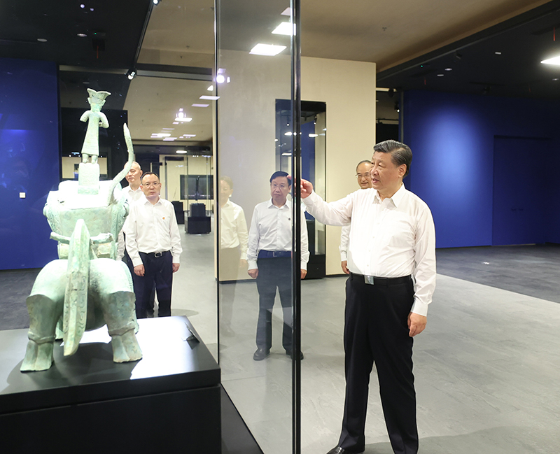 7月25日至27日，中共中央總書記、國家主席、中央軍委主席習(xí)近平在四川考察。這是26日下午，習(xí)近平在位于德陽市廣漢市的三星堆博物館新館參觀。