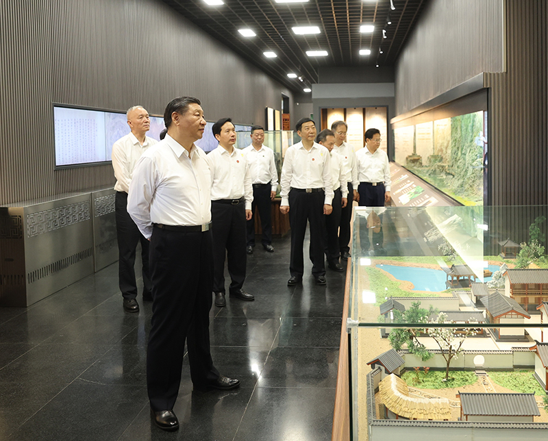 7月29日，中共中央總書記、國家主席、中央軍委主席習(xí)近平在四川考察結(jié)束返京途中，來到陜西省漢中市考察。這是習(xí)近平參觀漢中市博物館有關(guān)歷史文物展陳。