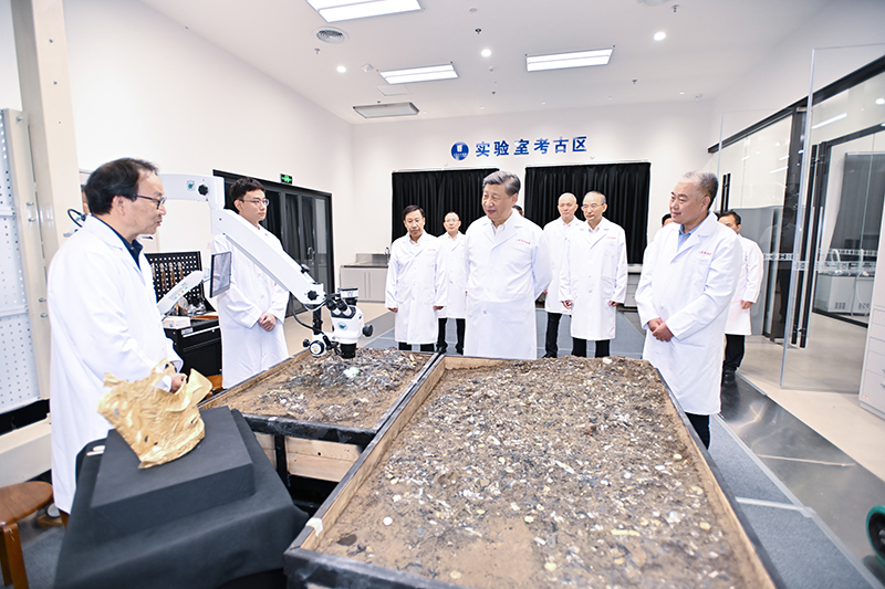 7月25日至27日，中共中央總書記、國家主席、中央軍委主席習(xí)近平在四川考察。這是26日下午，習(xí)近平在位于德陽市廣漢市的三星堆博物館文物保護(hù)與修復(fù)館，同現(xiàn)場工作人員親切交流。