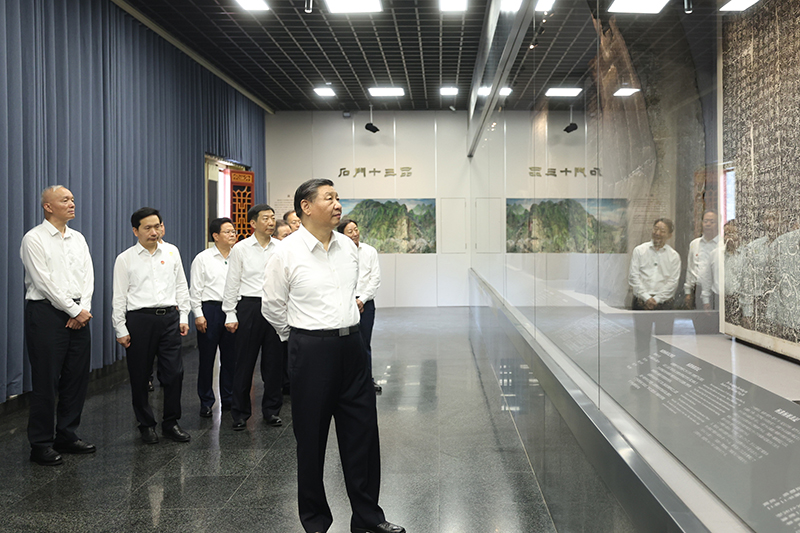 7月29日，中共中央總書記、國家主席、中央軍委主席習(xí)近平在四川考察結(jié)束返京途中，來到陜西省漢中市考察。這是習(xí)近平參觀漢中市博物館有關(guān)歷史文物展陳。