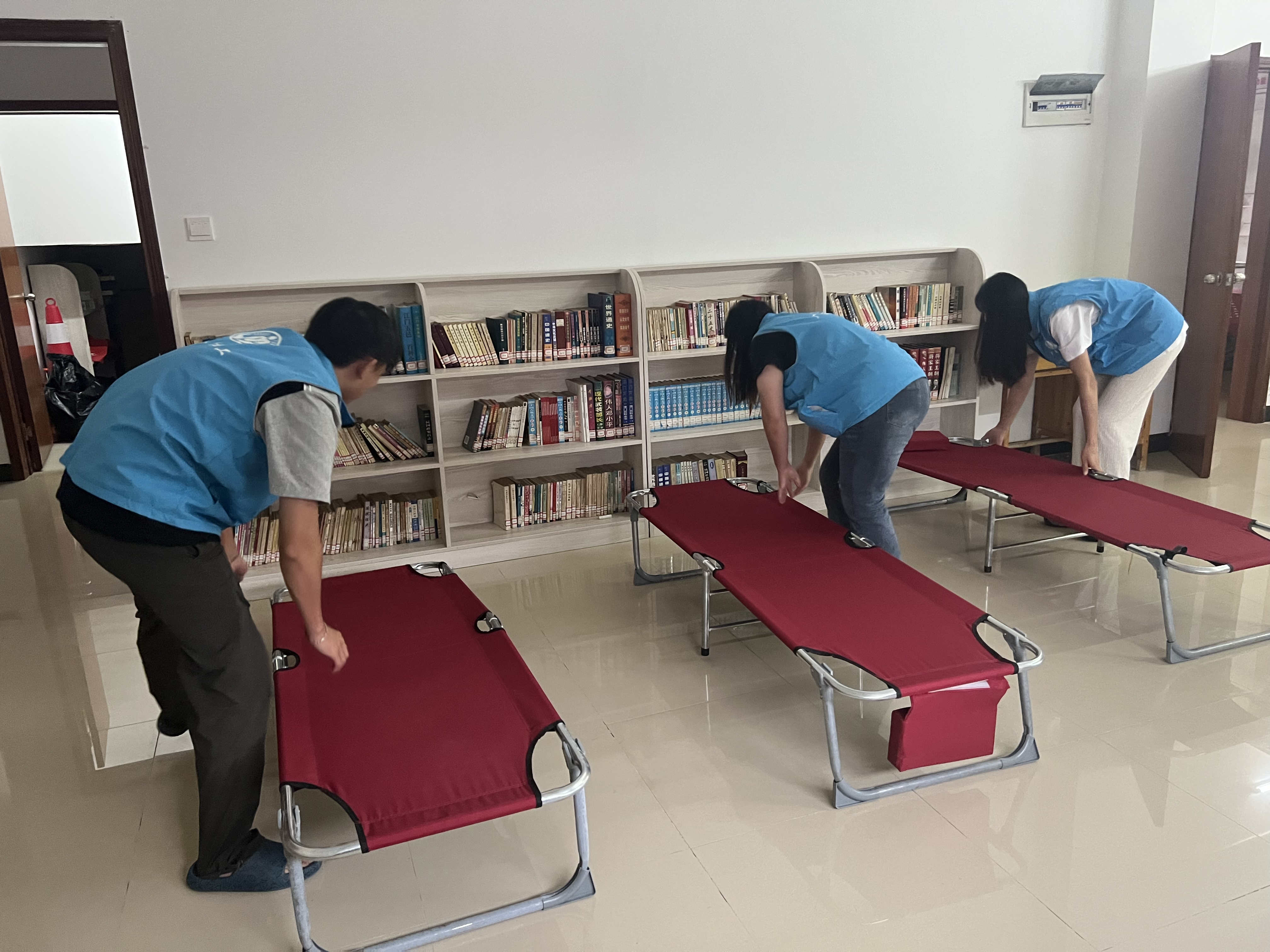 圖4：赤坎鎮(zhèn)“雙百”社工提前布置安置點(diǎn)，做好安全轉(zhuǎn)移準(zhǔn)備_副本.jpg
