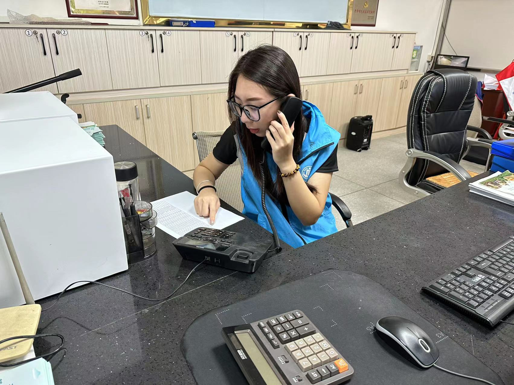 圖1：雙百社工電話(huà)巡防群眾，了解情況_副本.jpg