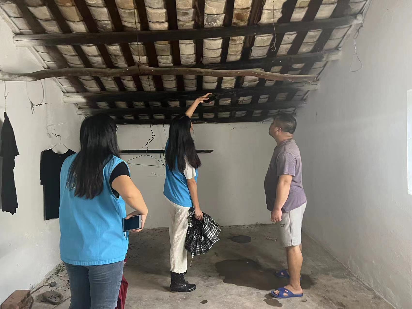 圖2：”雙百“社工入戶(hù)排查安全隱患.jpg