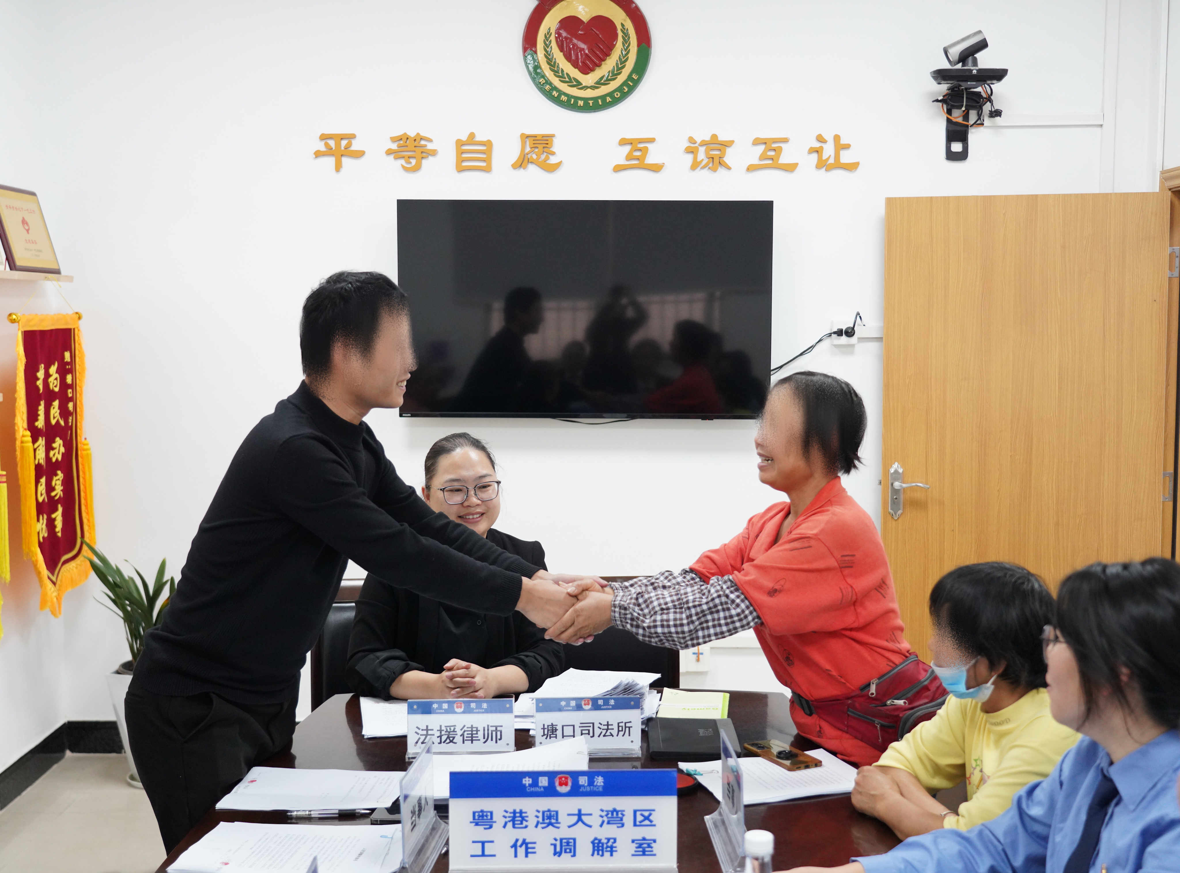 雙方代表握手言和，喜逐顏開.jpg