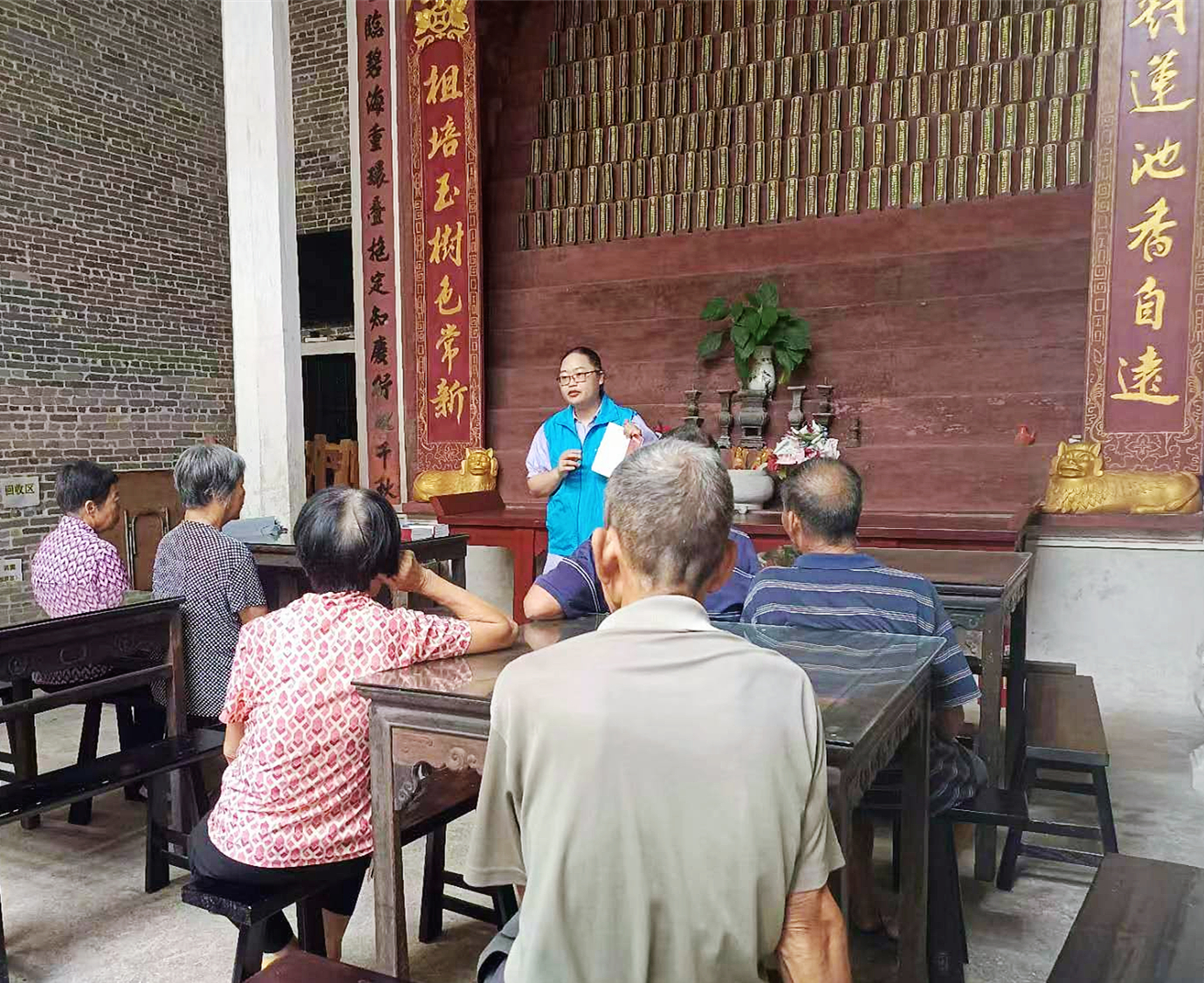 塘口司法所調(diào)解員在祠堂內(nèi)為村內(nèi)老人講解民法典關(guān)于繼承、贍養(yǎng)老人方面的法律知識(shí).jpg