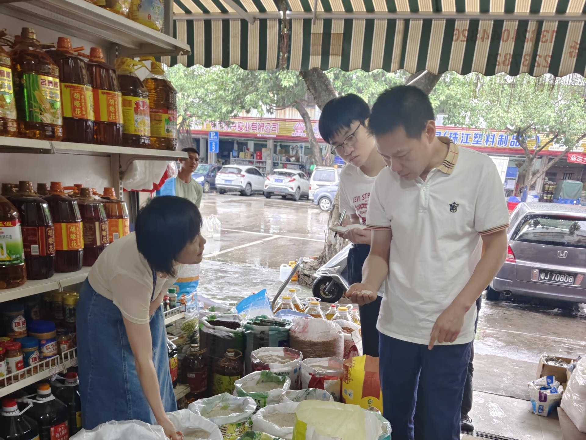 市發(fā)展改革局組織開展“中秋國慶”節(jié)前糧油市場(chǎng)和安全生產(chǎn)專項(xiàng)檢查