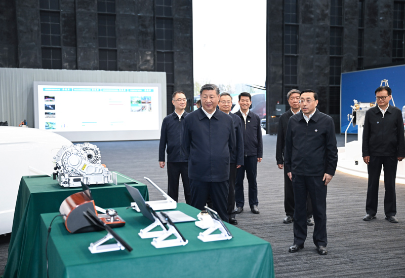 10月17日至18日，中共中央總書記、國家主席、中央軍委主席習(xí)近平在安徽考察。這是17日下午，習(xí)近平在合肥濱湖科學(xué)城察看安徽省重大科技創(chuàng)新成果集中展示。