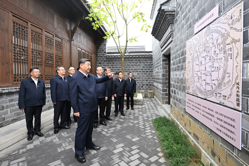 10月17日至18日，中共中央總書記、國家主席、中央軍委主席習(xí)近平在安徽考察。這是17日下午，習(xí)近平在安慶桐城市六尺巷考察。