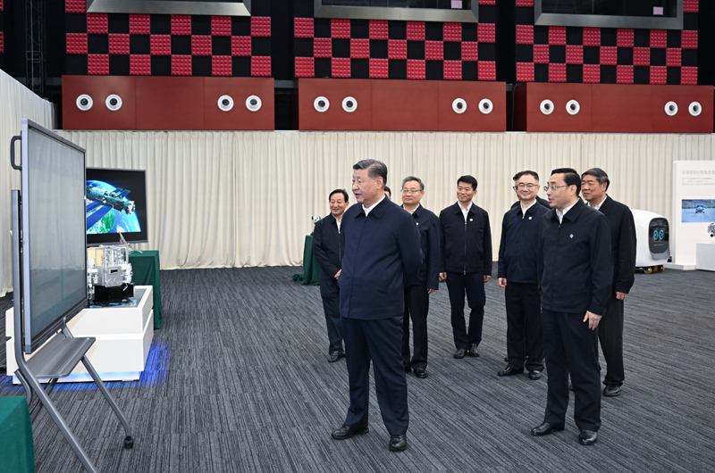 10月17日至18日，中共中央總書記、國家主席、中央軍委主席習(xí)近平在安徽考察。這是17日下午，習(xí)近平在合肥濱湖科學(xué)城察看安徽省重大科技創(chuàng)新成果集中展示。