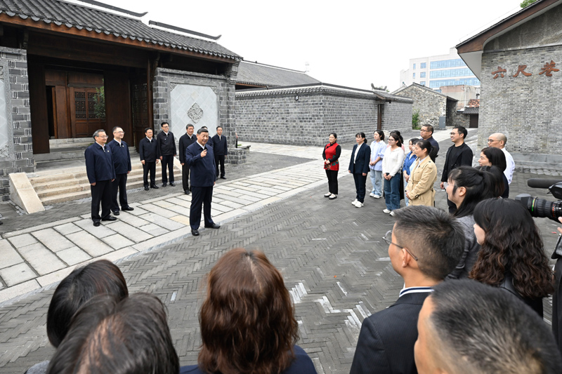 10月17日至18日，中共中央總書記、國家主席、中央軍委主席習(xí)近平在安徽考察。這是17日下午，習(xí)近平在安慶桐城市六尺巷考察時，同當?shù)鼐用窈陀慰陀H切交流。