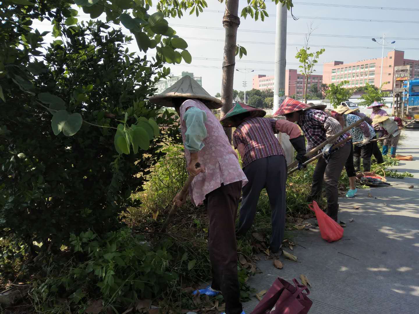 平岡村委會(huì)組織村長(zhǎng)村委清理村道雜草，鉤機(jī)鏟除沿途障礙物.jpg