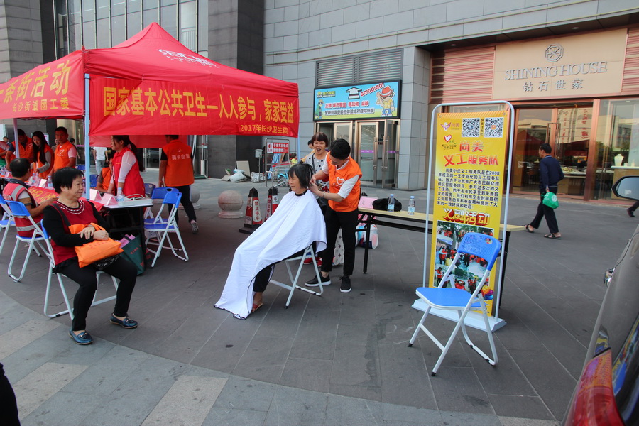 C:UsersAdministratorDesktop新建文件夾 (4)長沙街道團工委開展青年義工服務(wù)一條街活動5.jpg