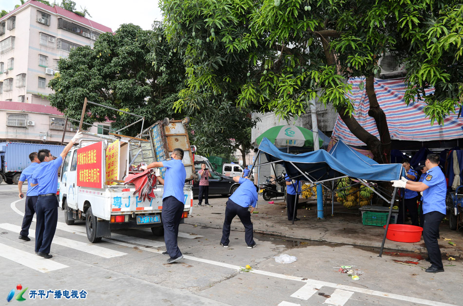 0-3 2H3A6530 - 副本 執(zhí)法隊(duì)在百匯市場對(duì)違法搭建進(jìn)行專項(xiàng)整治.jpg